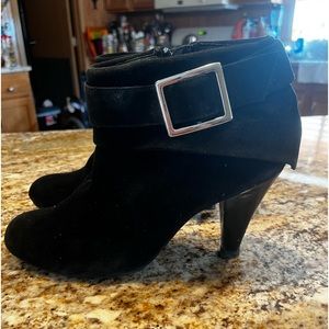 Womens size 9 Kenneth Kol e suede boots